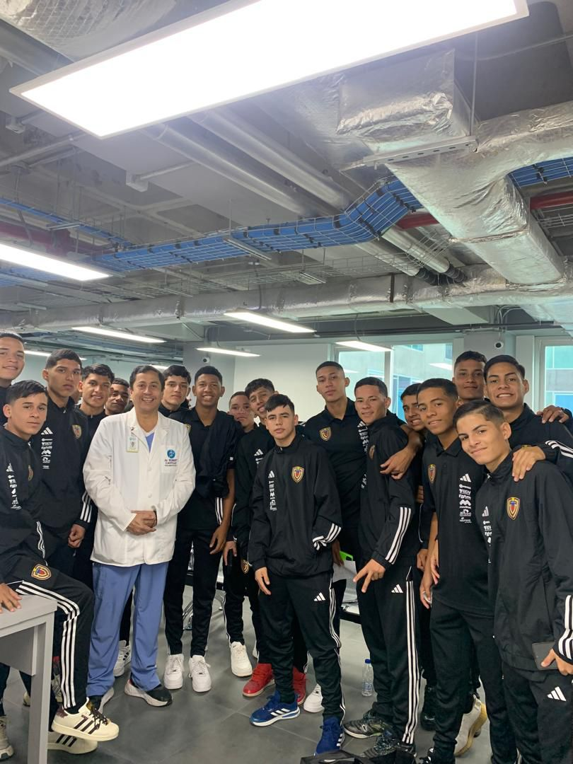 Dr. Robert Castillo con equipo